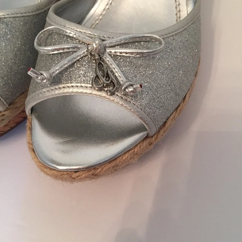 GUESS SHOES WEDGE PLATFORM SILVER GLITTER BOW CHARM Size 7.5 M SLIDES HEELS